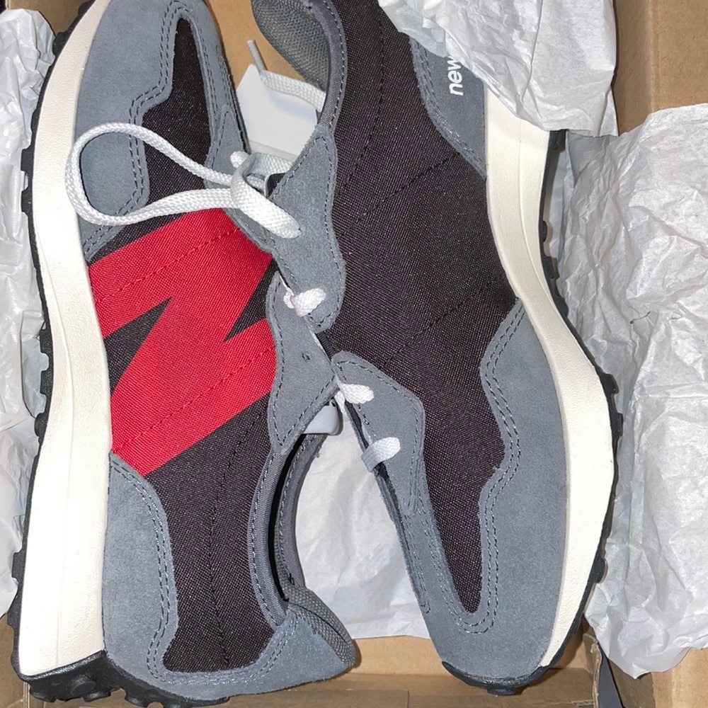 Brand new never worn new balance kids size 3